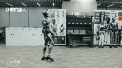 深圳人形机械人街边溜达爆火海外！步态大步流